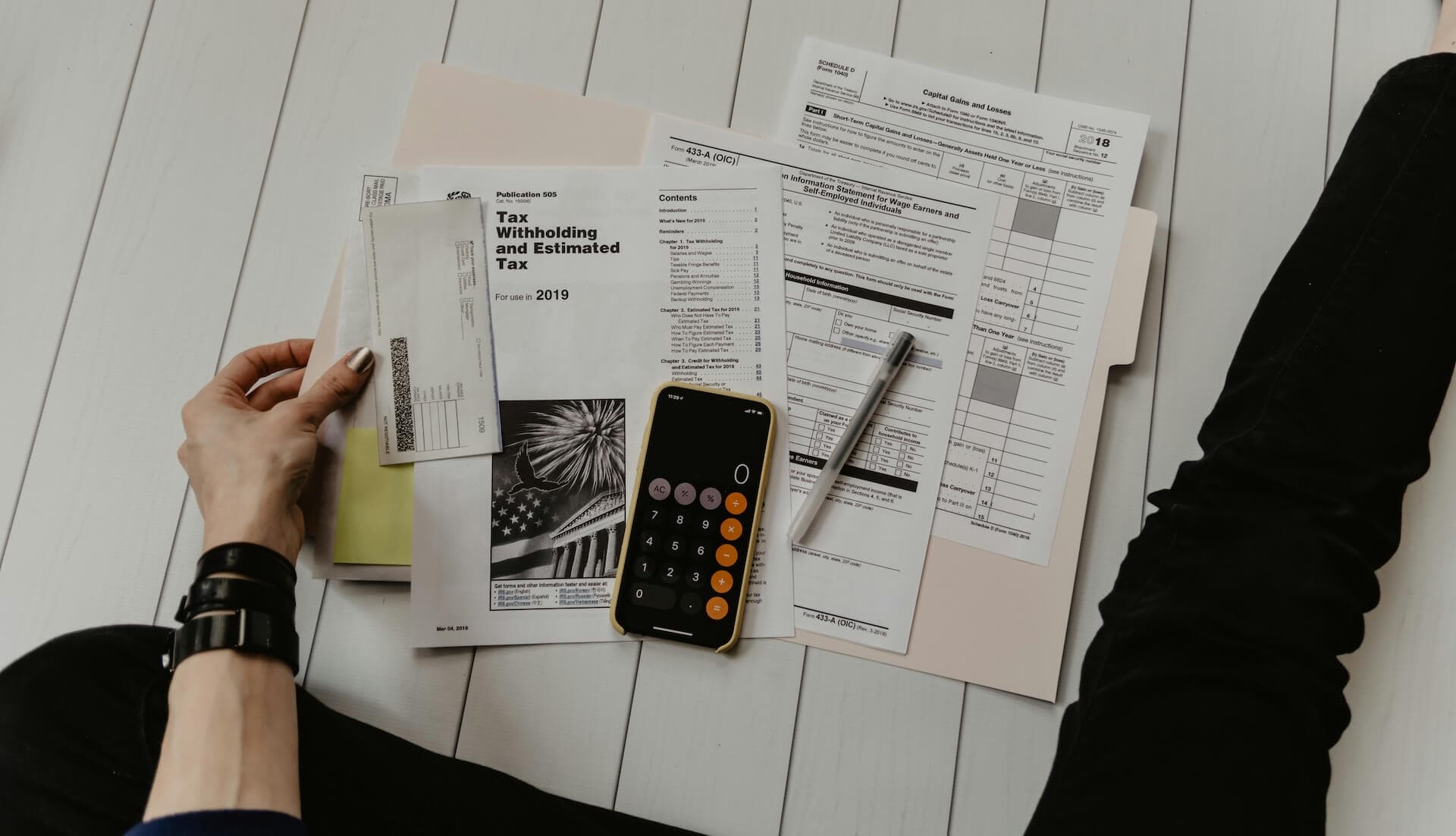 Document and calculator illustrating tax benefits for expats in the Netherlands